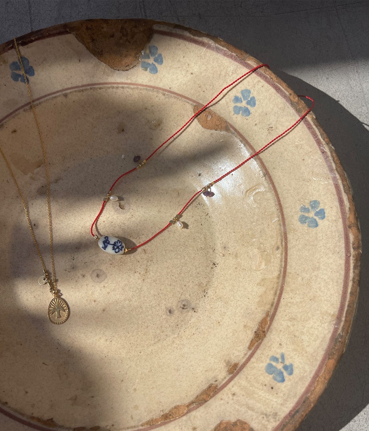 CERAMIC AMULETO NECKLACE- GOLD | PETITE GRAND | PETITE GRAND CERAMIC AMULETO NECKLACE- GOLD