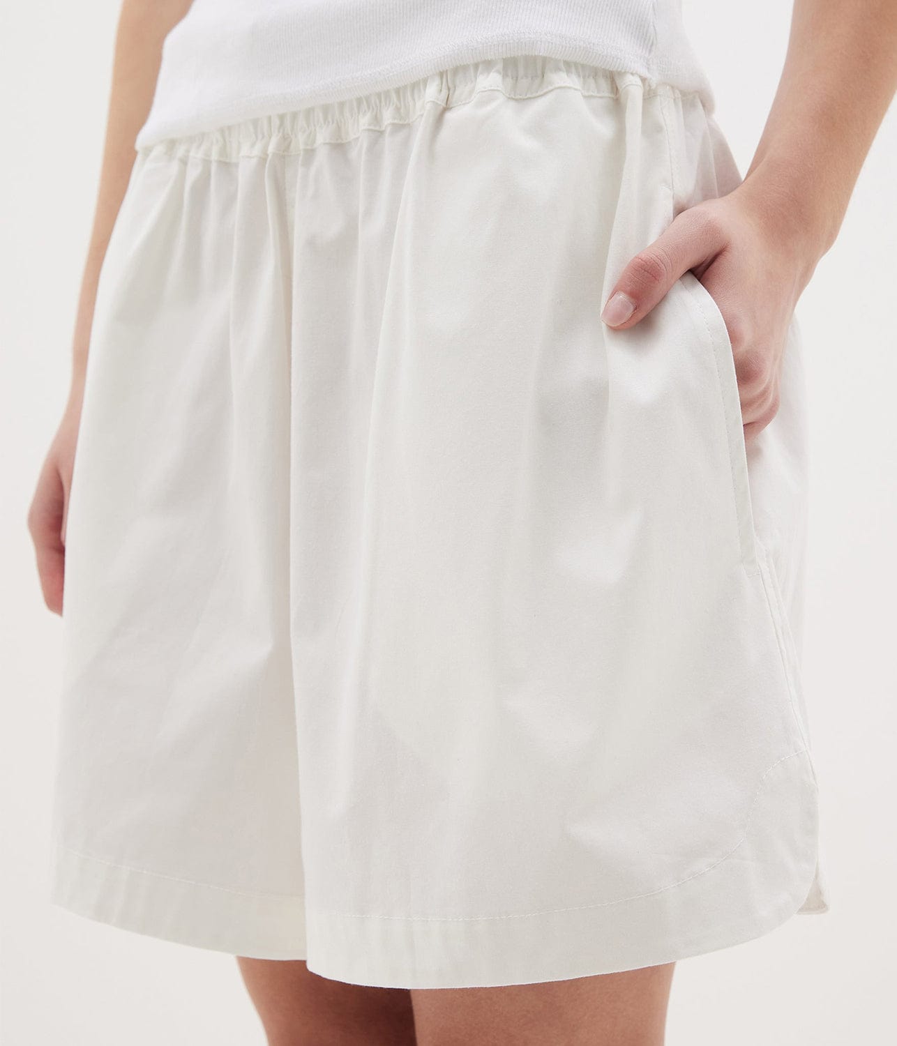 STRETCH COTTON TENNIS SHORT - WHITE | BASSIKE | BASSIKE STRETCH COTTON TENNIS SHORT - WHITE