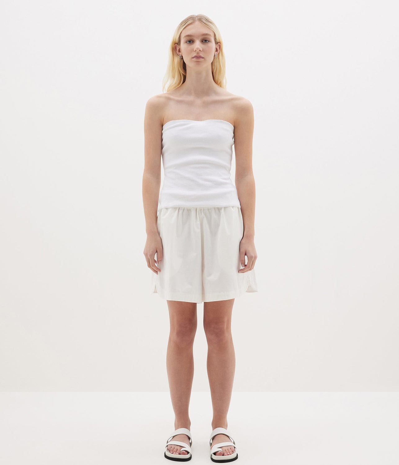 STRETCH COTTON TENNIS SHORT - WHITE | BASSIKE | BASSIKE STRETCH COTTON TENNIS SHORT - WHITE