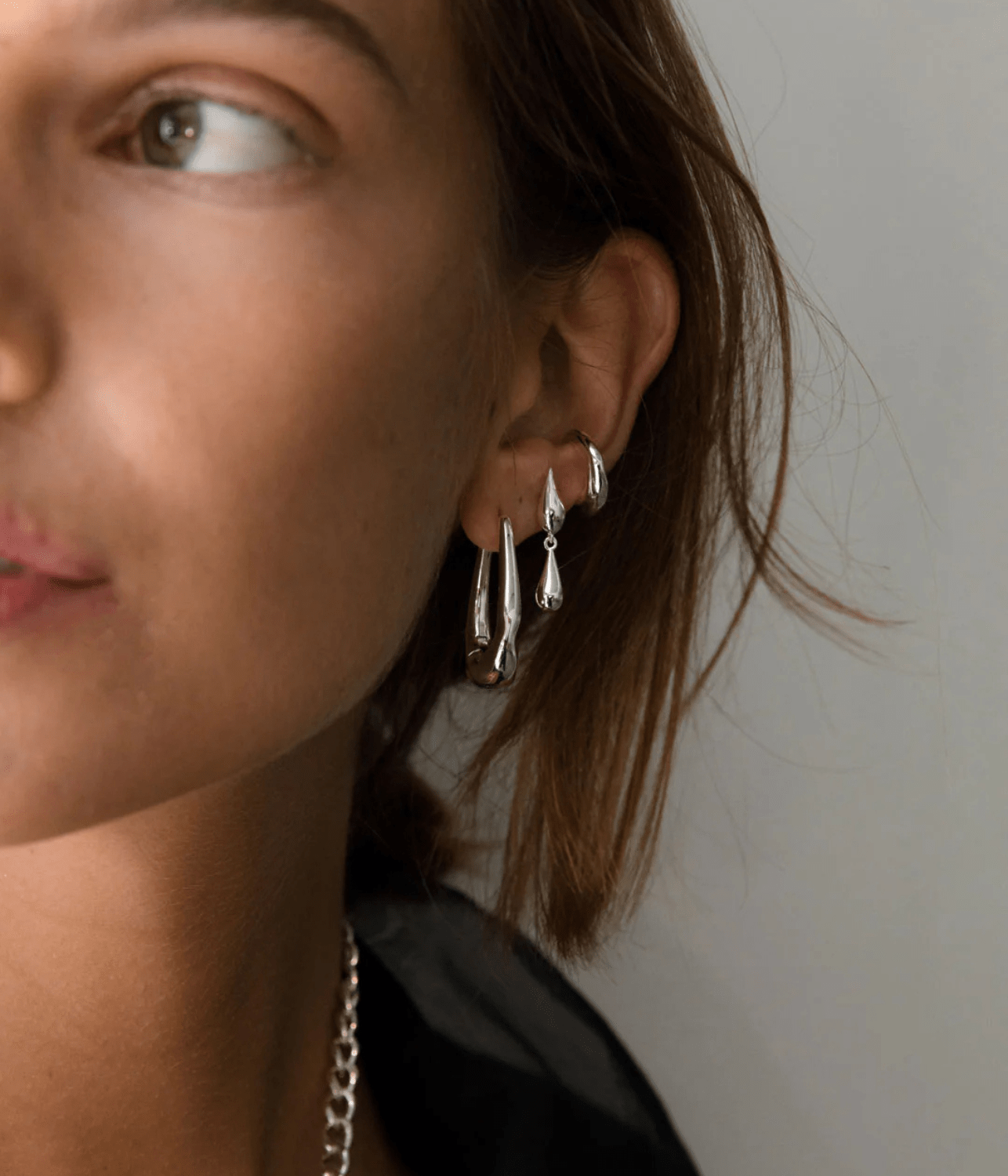 HAMMERED LONG HOOPS | F + H STUDIOS  F+H STUDIOS HAMMERED LONG HOOPS